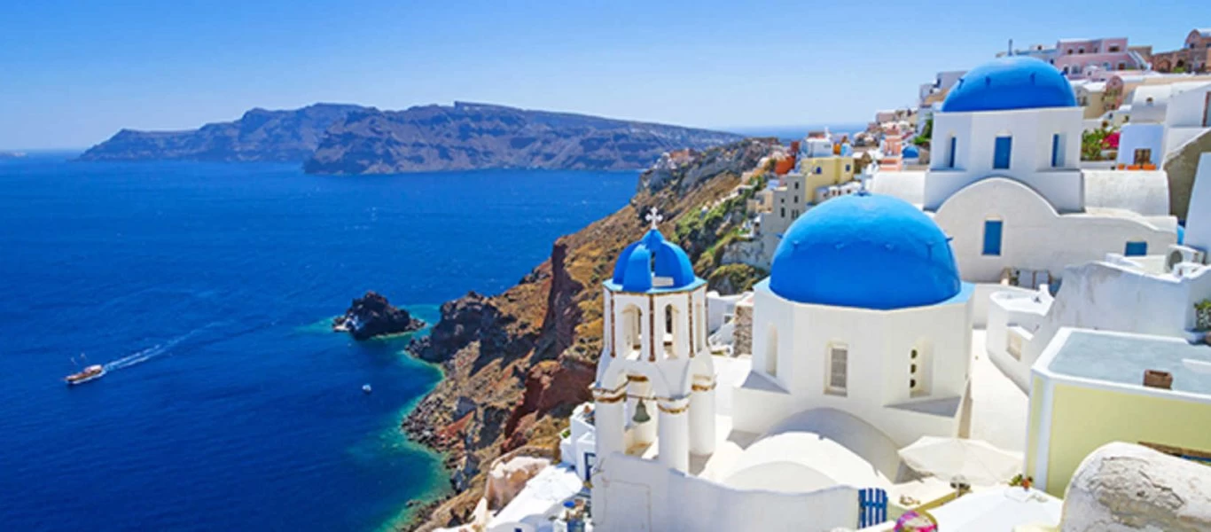 BBC: «Η Ελλάδα ανοίγει ξανά τα νησιά της για τους ταξιδιώτες της»